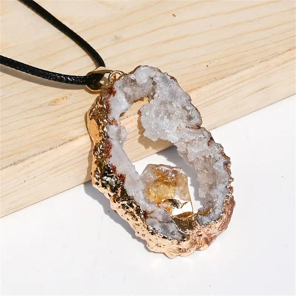 Collana in Cristallo di Quarzo Naturale con Ametista e Bordi Dorati per Appassionati di Moda Boho