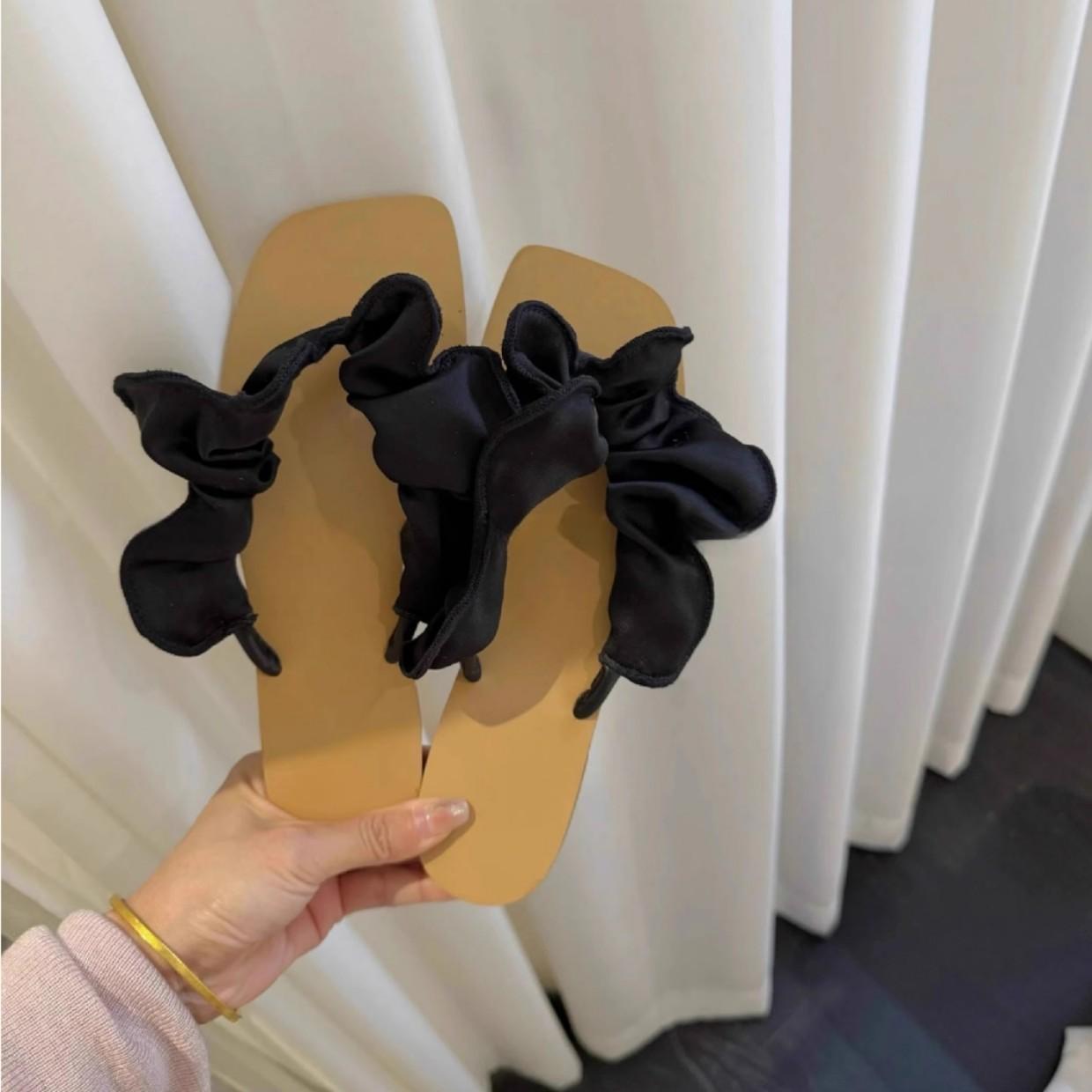 

Новые шлепанцы с квадратным носком, плиссированные, с пузырьками, круглые, женские, для улицы, в праздничном стиле, на плоской подошве, с открытым носком, крутые тапочки 40