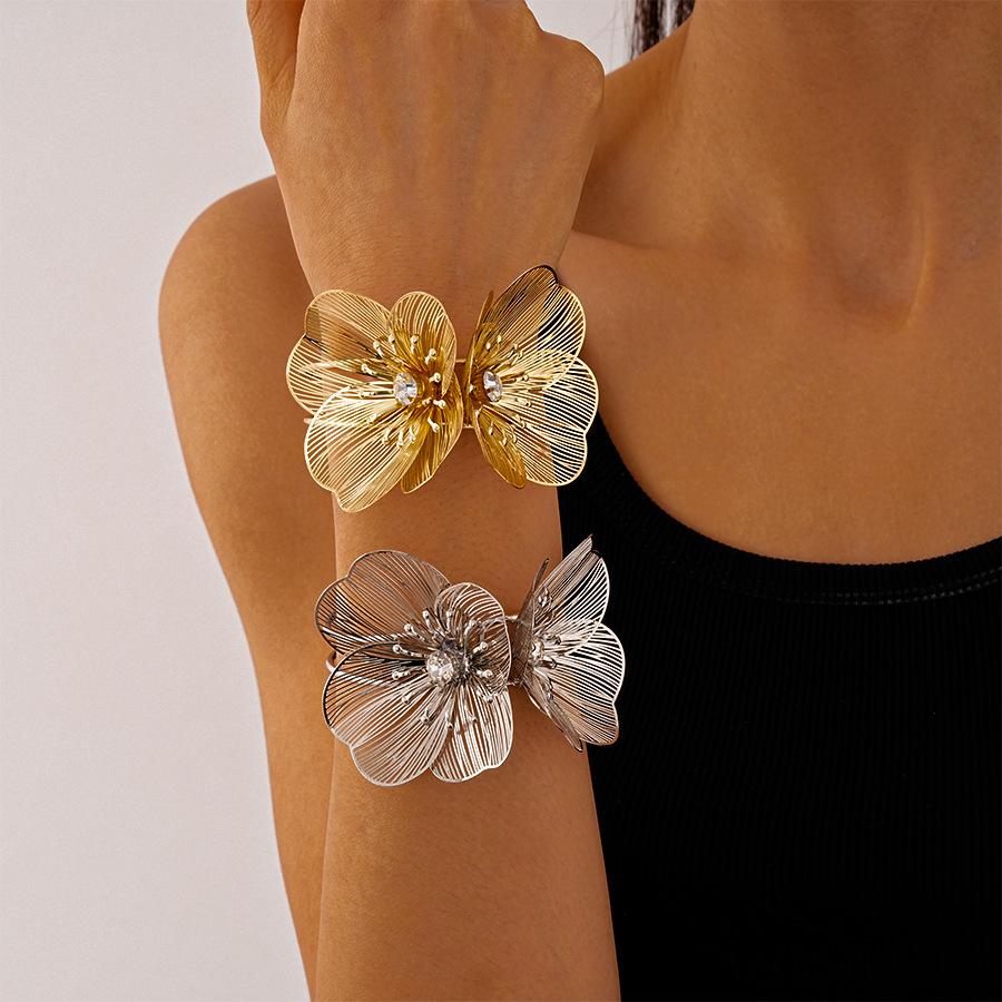 Personalisierte übertriebene Metall-Diamant-Schmetterling-Öffnungsarmband einfaches Armband