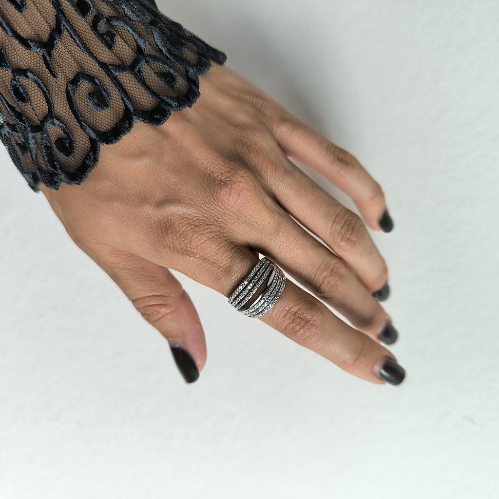 Bague en argent avec des oxydes de zirconium, poids de l'article 4,89 gr (2187165)