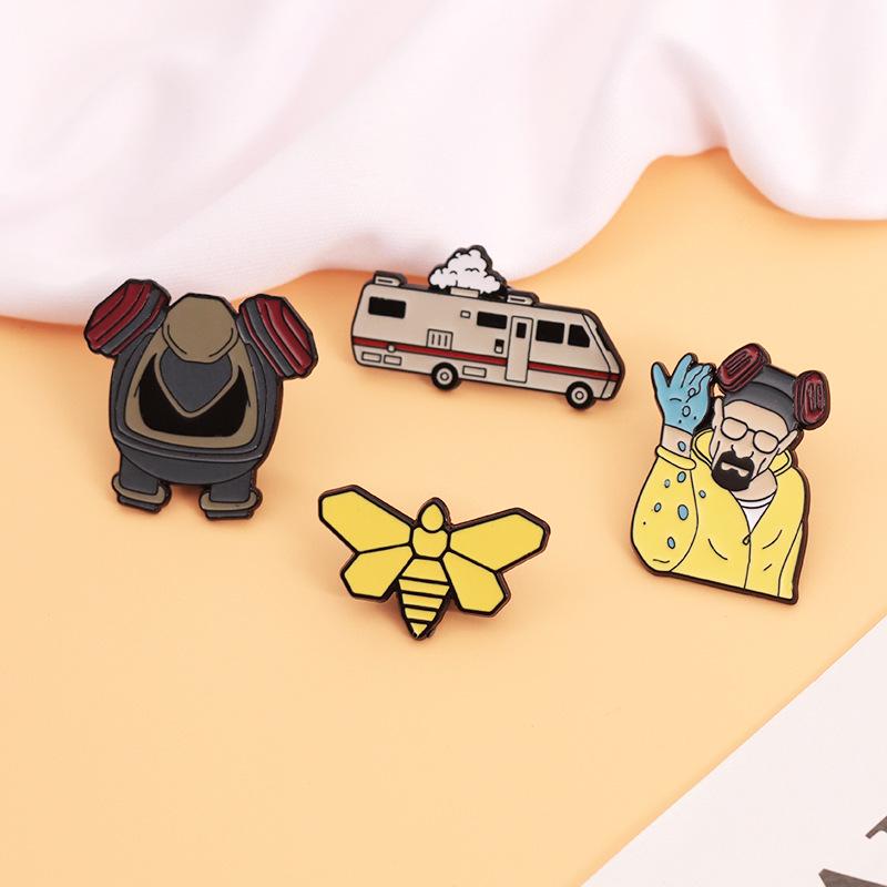 Çizgi Film Filminden Esinlenen Breaking Bad Gaz Maskesi Altın Broş