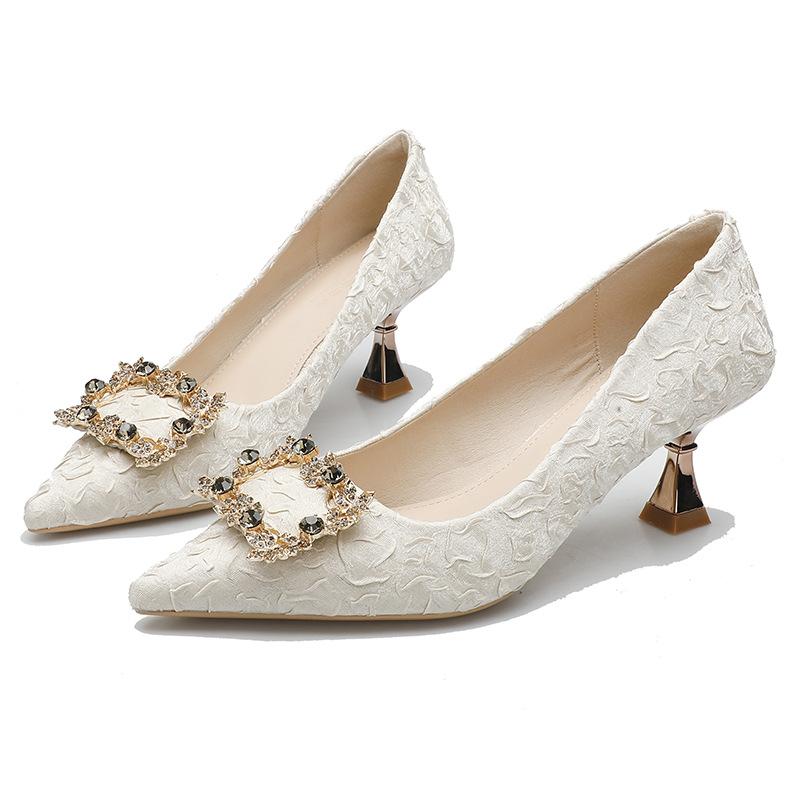 

2025 новые французские туфли-стилет на высоком каблуке, атласные, с открытым носком, острым носком, стразами, квадратной пряжкой, темпераментные, черные, на маленьком каблуке, одинарные туфли 39 бежевый