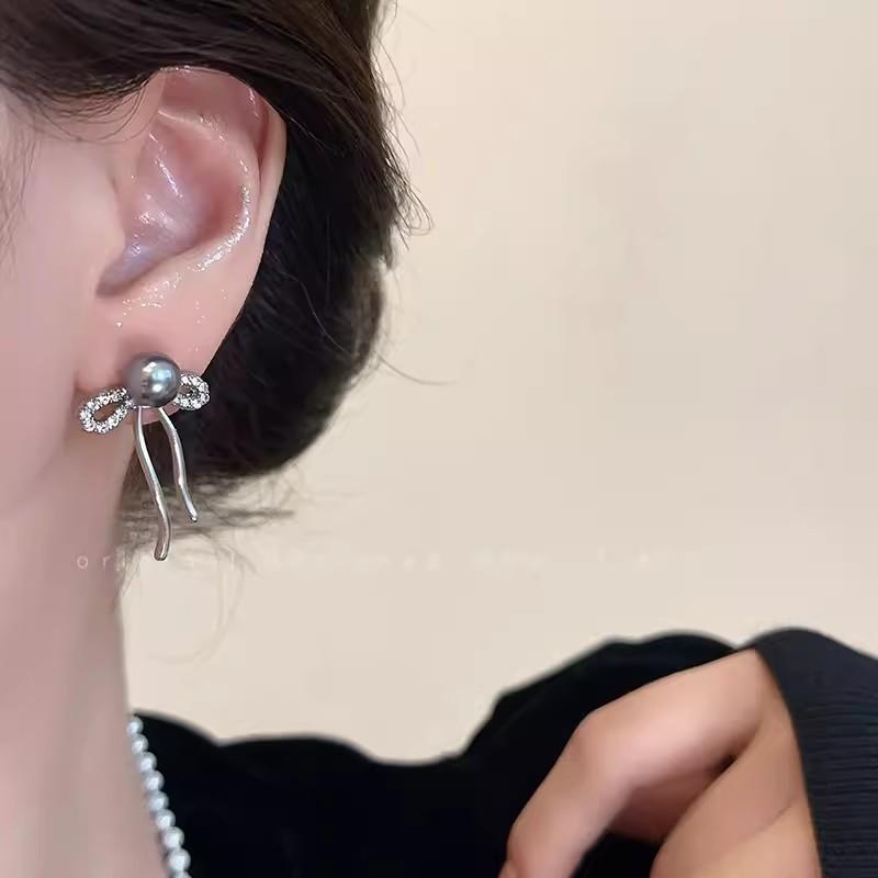 Cool Gray Pearl Bow Earrings Women's French Retro Light Luxury Exquisite Stud Earrings Autumn and Winter High-end Earrings Tide