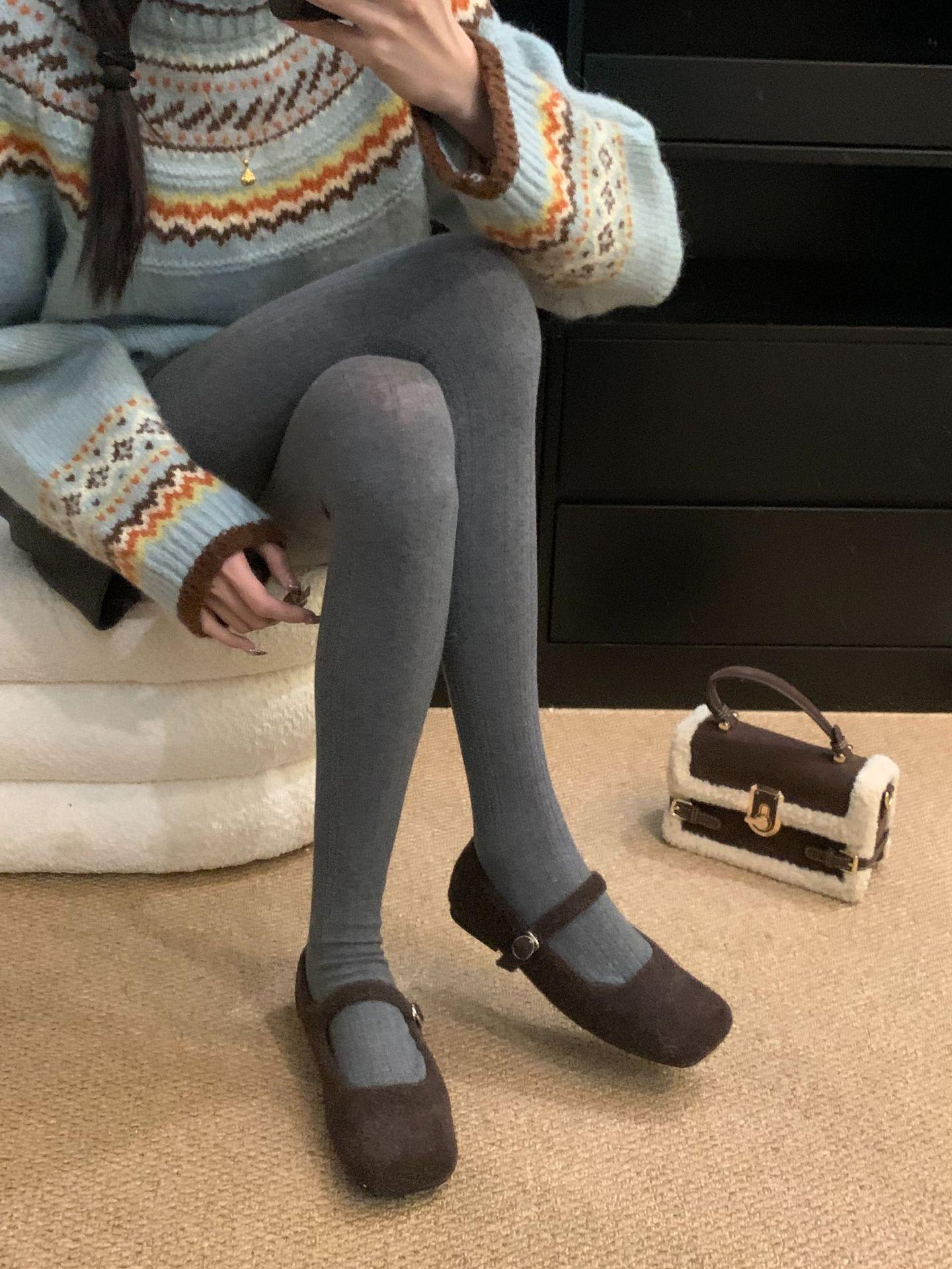 

2025 осень и зима новая универсальная квадратная голова с туфлями Мэри Джейн пушистые туфли женские на плоской подошве с мелким вырезом бархатные одинарные туфли женские 39