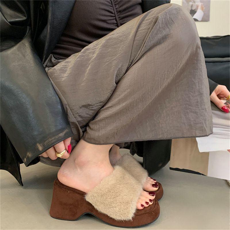 French retro leopard print wedge heel fluffy slippers women's outer wear 2025 autumn and winter fairy evening wind heightened cotton slippers