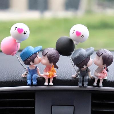 Roztomilé kreslené páry akční figurky Figurky s balónkem Ornament do interiéru automobilu pro příslušenství do auta
