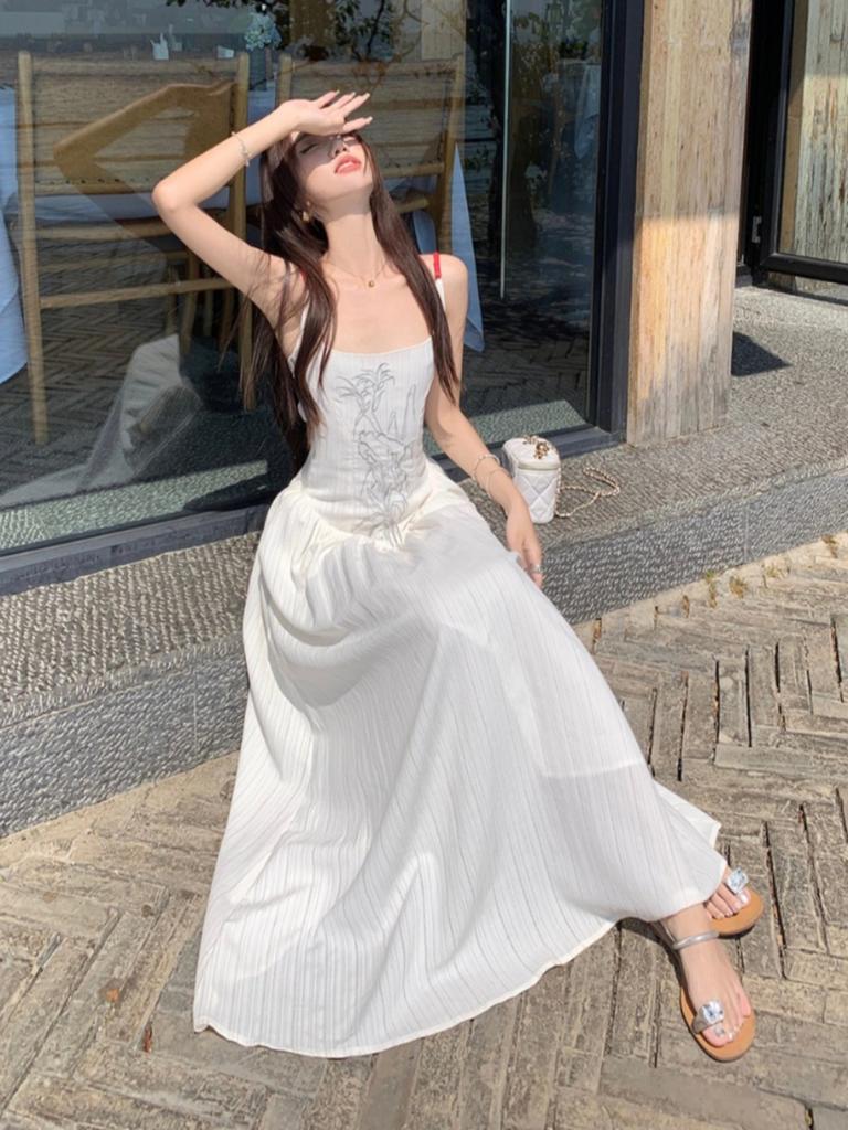 French suspender dress women's summer waist and thin knee long dress niche design sense floral A-shaped skirt tide