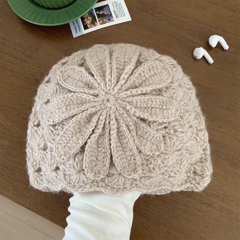 

Женская вязаная шапка ручной работы из шерсти, осенне-зимняя, с цветами, ажурная, с темпераментом, универсальная, теплая, маленькая вязаная шапка, закрывающая лицо One size