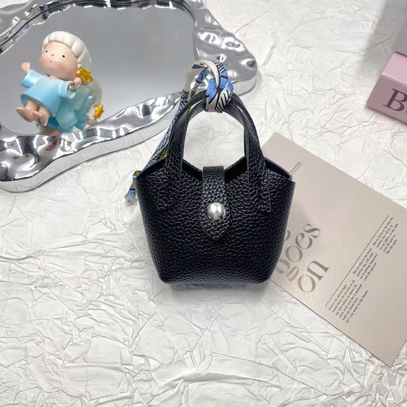 1Pcs Creative Bluetooth Earphone Bag Mini Cute Basket Bag Pendant High-Grade Leather Car Keychain Small Items Handbag
