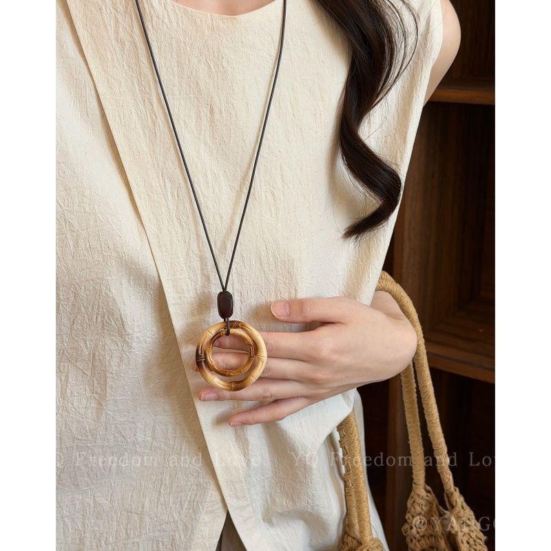 Wood Rhyme Leisure Wind: Summer Bohemian Wooden Necklace - New Chinese Style Clavicle Chain for Women, Retro Holiday Accessory.