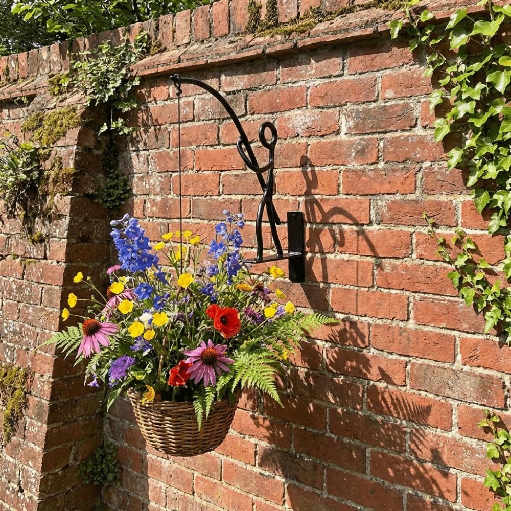 Abstrakte Form Schmiedeeisen Blumenregal Rostbeständige Dekorative Hängekorbhalter Saubere Linien Blumenständer Terrasse