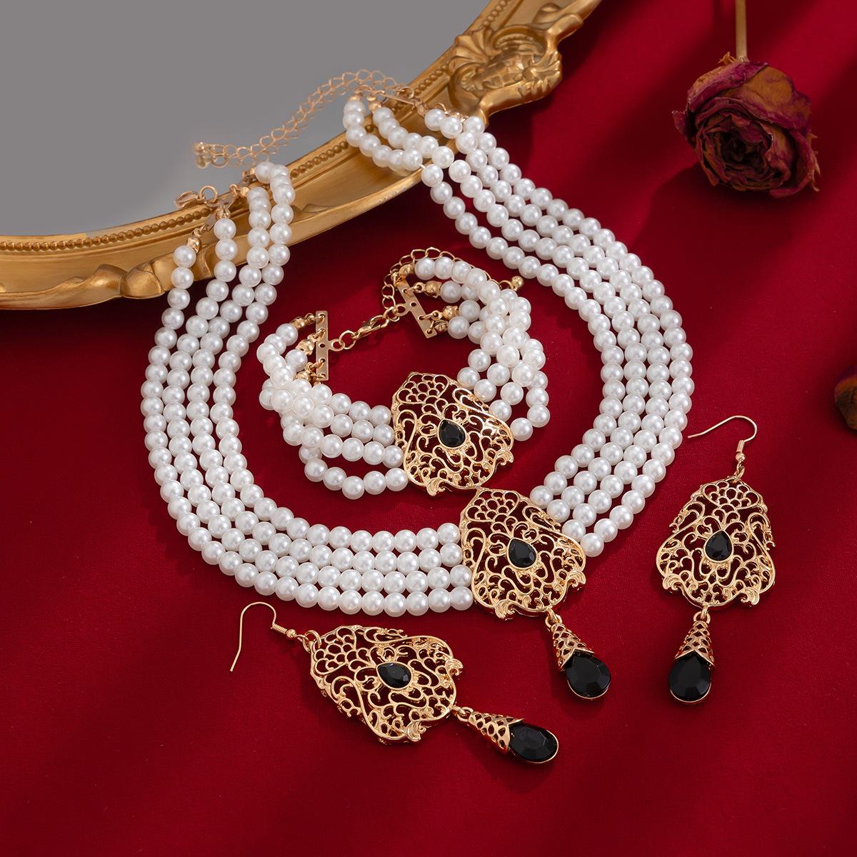 

Court retro imitation pearl multi-layer necklace, fashionable temperament French beaded pattern diamond collar