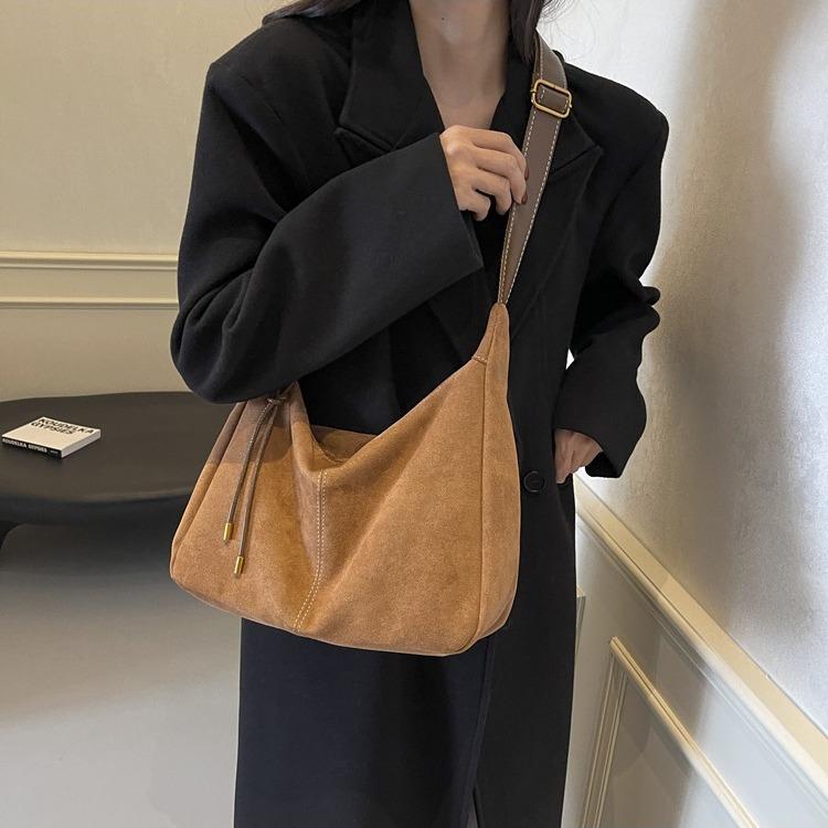 Soft-faced fashion bag women's 2024 new autumn and winter niche messenger bag single shoulder underarm bag popular tote bag