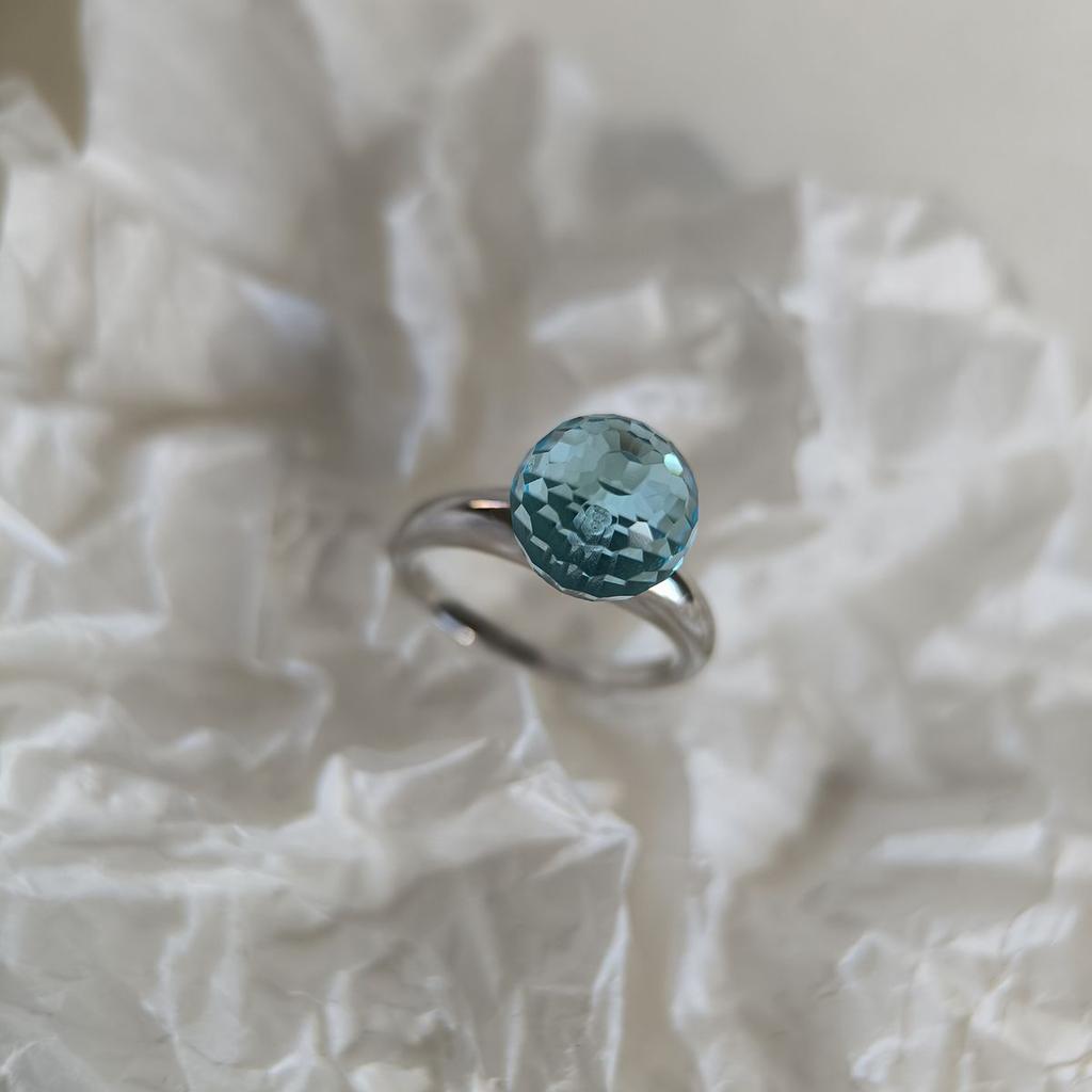Серебряное кольцо с фианитами, вес изделия 3,65 гр (60002220)