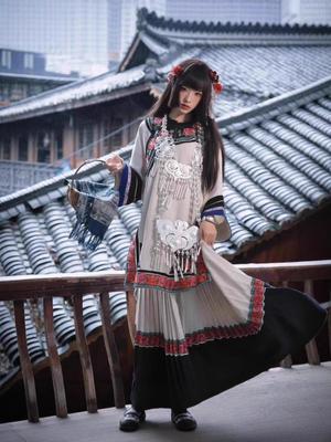 Nytt Liangshan Yi Kostymset för Fotografering på Resa i Yunnan - Fackelfestivalen & Etnisk Minoritetsdräkt