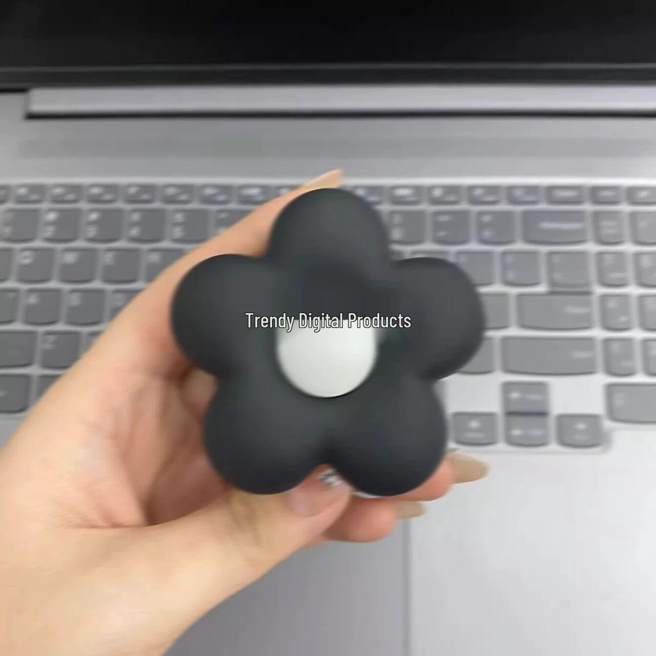 

Black Silicone Flower Phone Holder with Magsafe Compatibility – Retractable, Foldable, Strong Magnetic Suction for Women