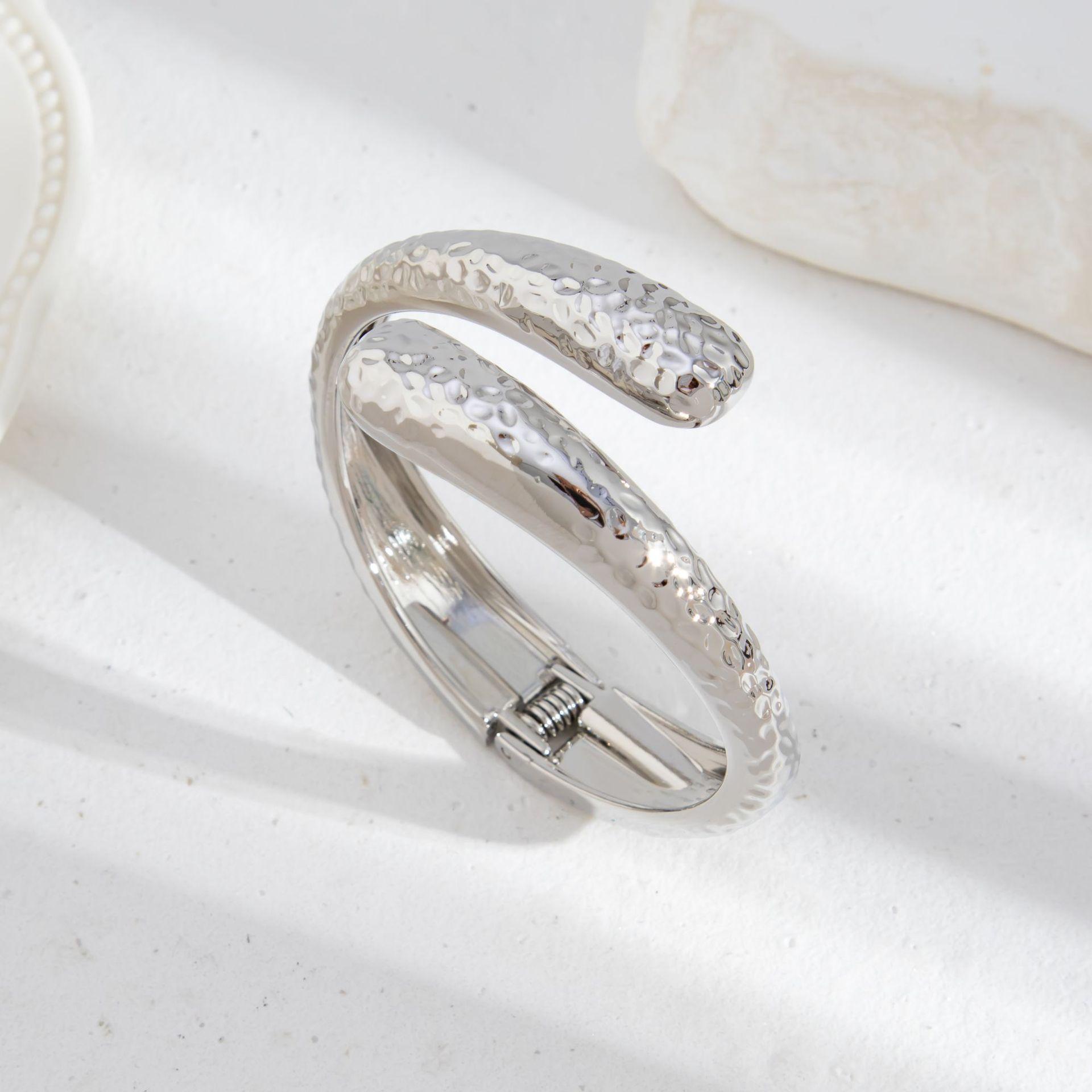 

Простой плиссированный вогнуто-выпуклый открытый браслет, нишевый браслет-капля с узором чеканки