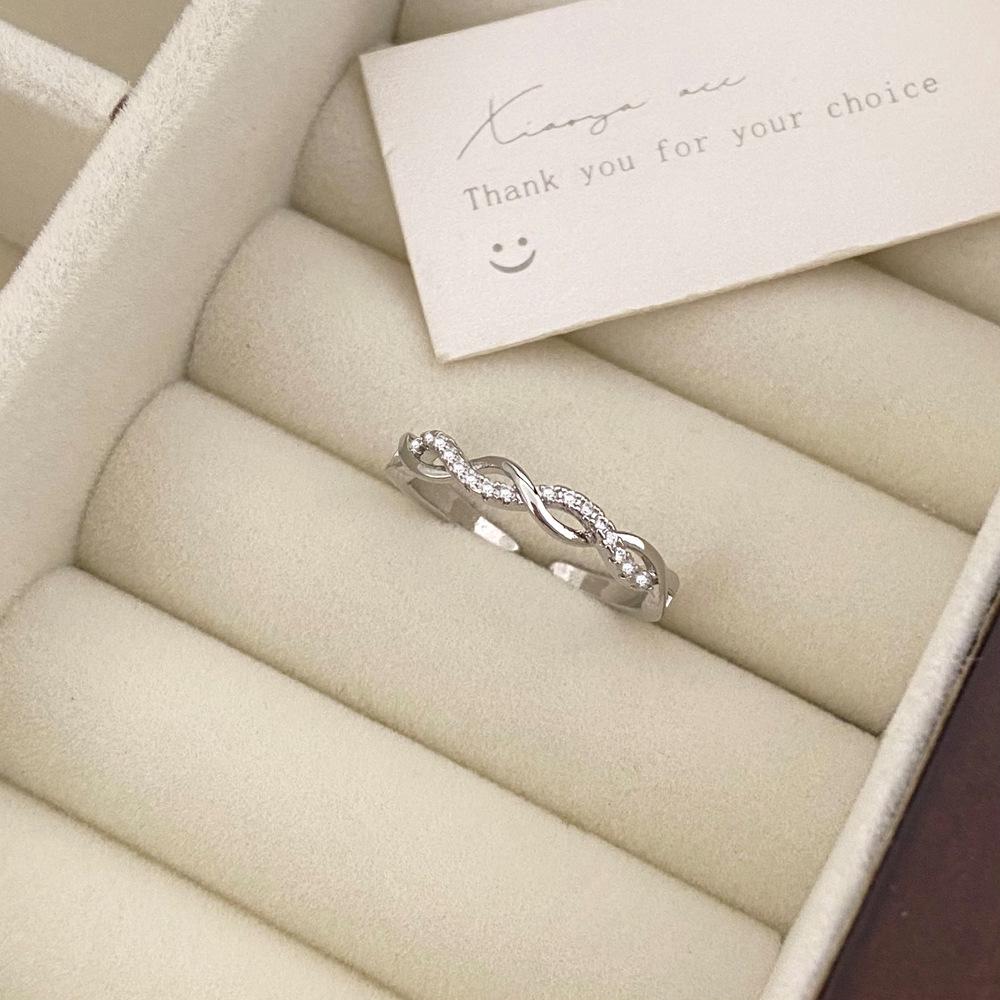 

Изысканное женское кольцо с цирконами: Дизайн «Легкая роскошь» с золотым покрытием для модной и элегантной личности