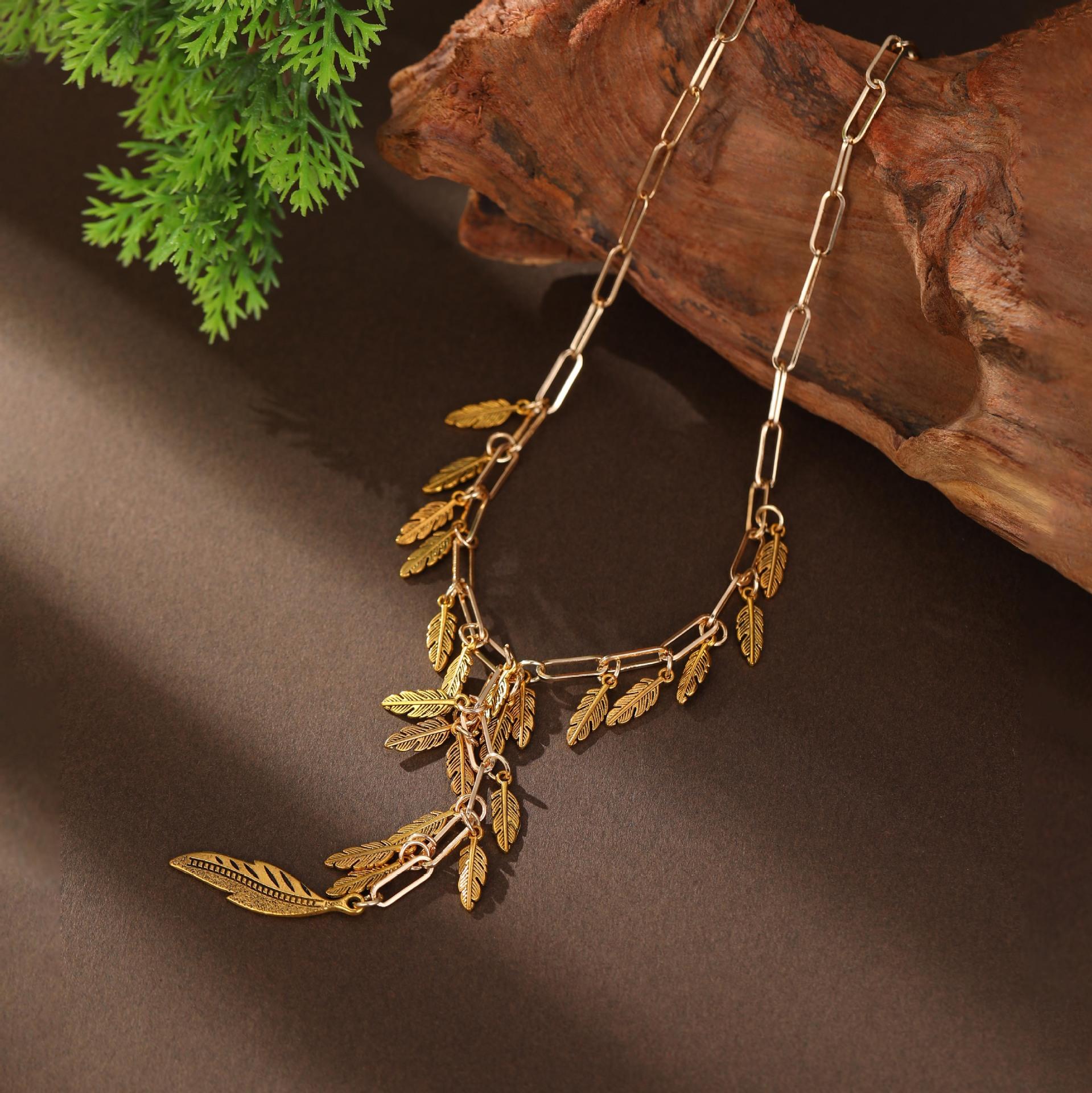 

Новое золотое ожерелье с кисточкой из маленьких листьев, персонализированное женское универсальное ожерелье с кисточкой из листьев