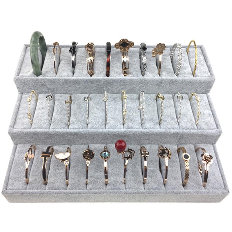 Suport de Expunere Bijuterii din Catifea pentru Inele & Brățări - Formă Trapezoidală cu Accente Aurii și Argintii