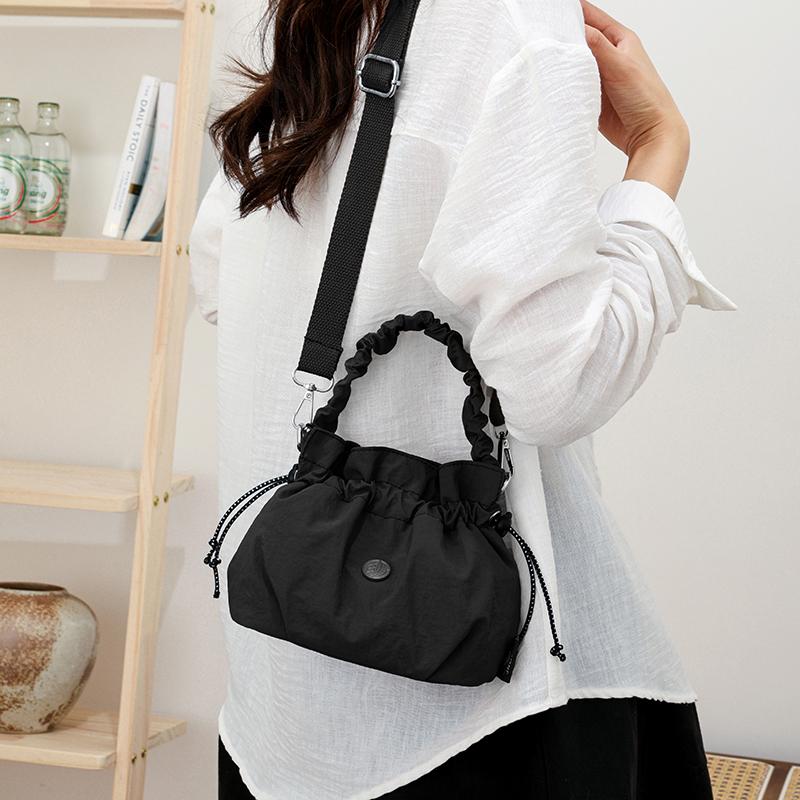 Geraffte Zugbeutel-Tasche mit gerafftem Griff Abnehmbarer Riemen Nylon Umhängetasche für den lässigen Alltag