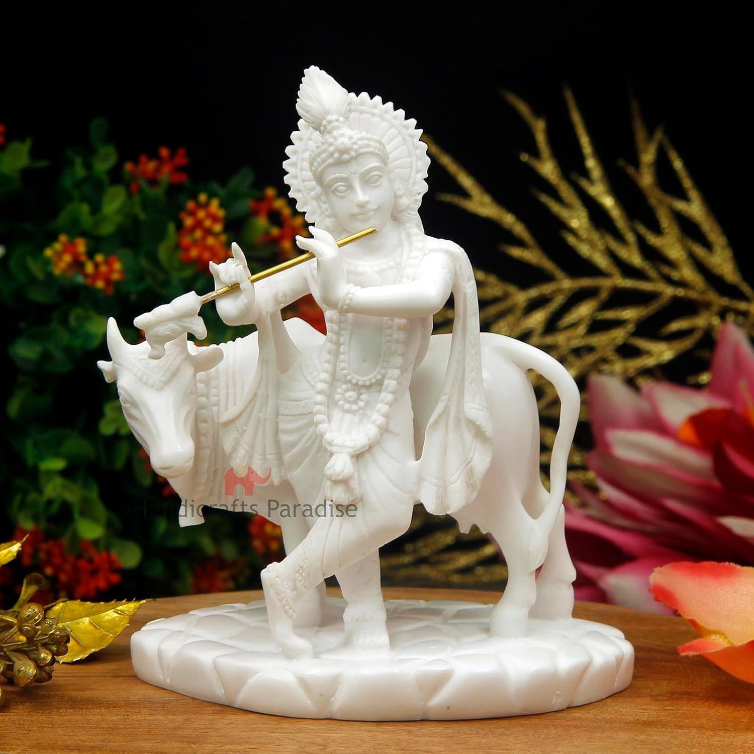 

Вырезанный из смолы Кришна с коровой 4,5 X 2,75 X 5,5 дюйма белый