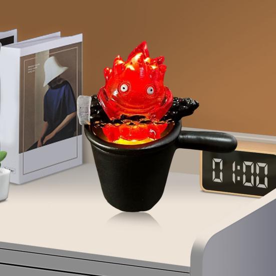 Rozkošná lampička Calcifer, soška, noční světlo, kreslený tvar, teplé oranžové světlo plamene, dekorace do ložnice, kanceláře