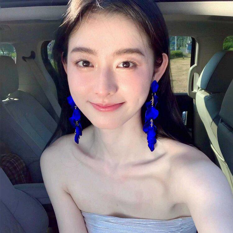 Übertriebene lange Stahlohrringe mit Rosenblüten: Schickes, gesichtsschlankes Design mit europäischem und amerikanischem Flair