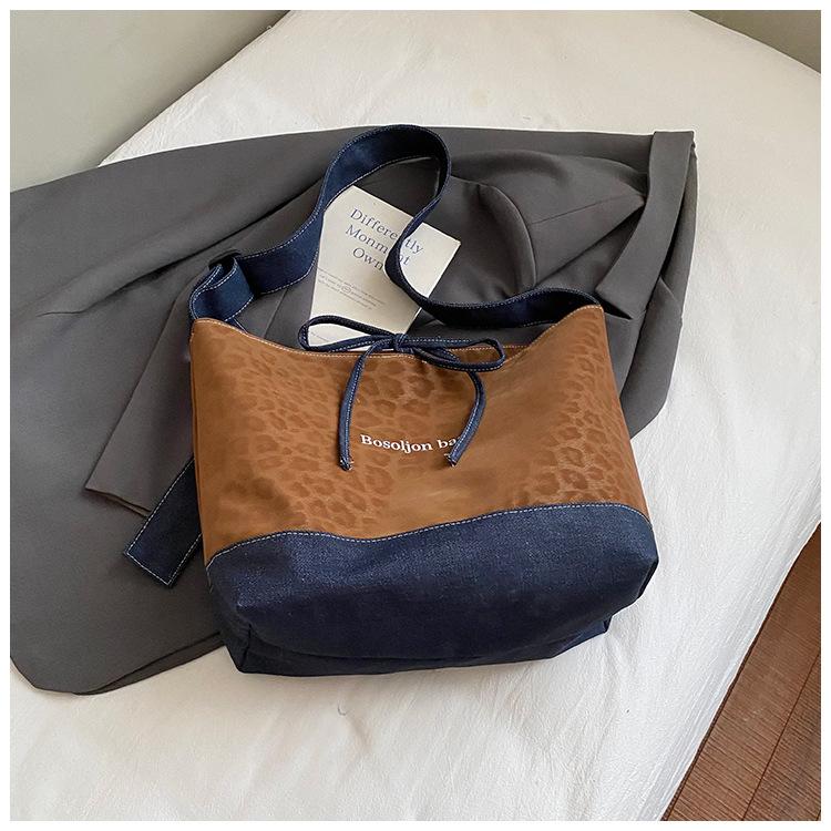 

High-value simple and fashionable leopard print women s bag 2025 autumn new large-capacity women s shoulder bag casual tote bag