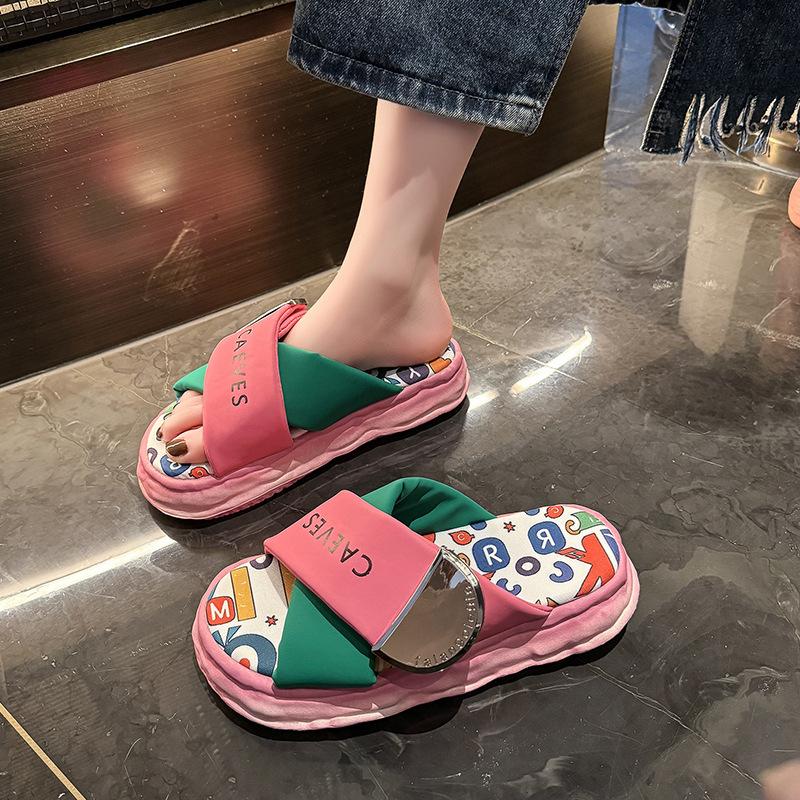 Thick-soled cool slippers women's summer wear graffiti year new Internet celebrity super fire European goods graffiti beach sandals stepping on shit f