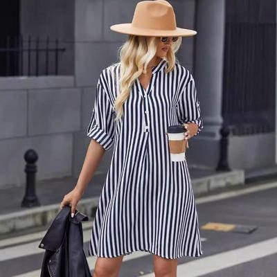 Herbstliches, gestreiftes, langärmeliges, modisches Hemdkleid mit Knopfleiste und V-Ausschnitt