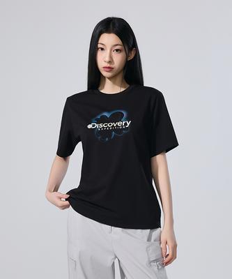DISCOVERY EXPEDITION Uni Freshvent Map Lettering Short Sleeve T-Shirt (Black)