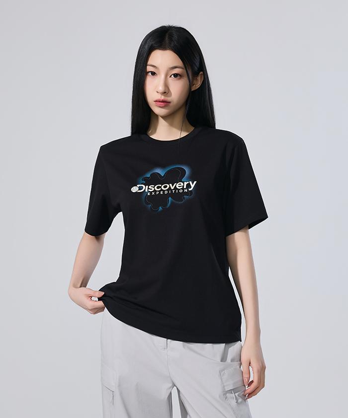 DISCOVERY EXPEDITION Uni Freshvent Map Lettering Short Sleeve T-Shirt (Black)