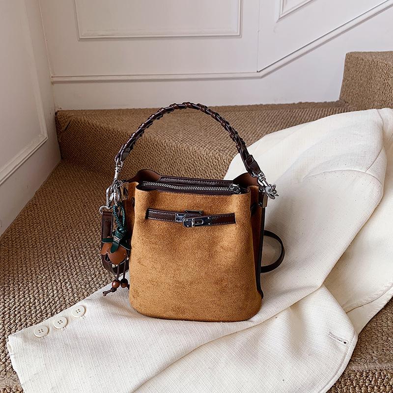 

Трендовая сумка-ведро женская сумка подмышку модная универсальная сумка через плечо для поездок на работу простая повседневная сумочка without pendant