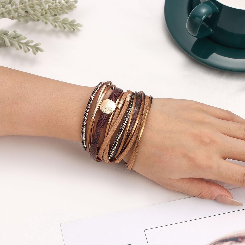 Pulseira de Couro Boêmia Vintage Multicamadas com Detalhes Dourados para Mulheres