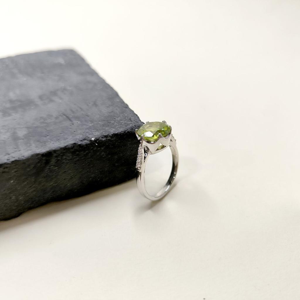 Серебряное кольцо с хризолітом, фианитами, вес изделия 3,94 гр (2174462)