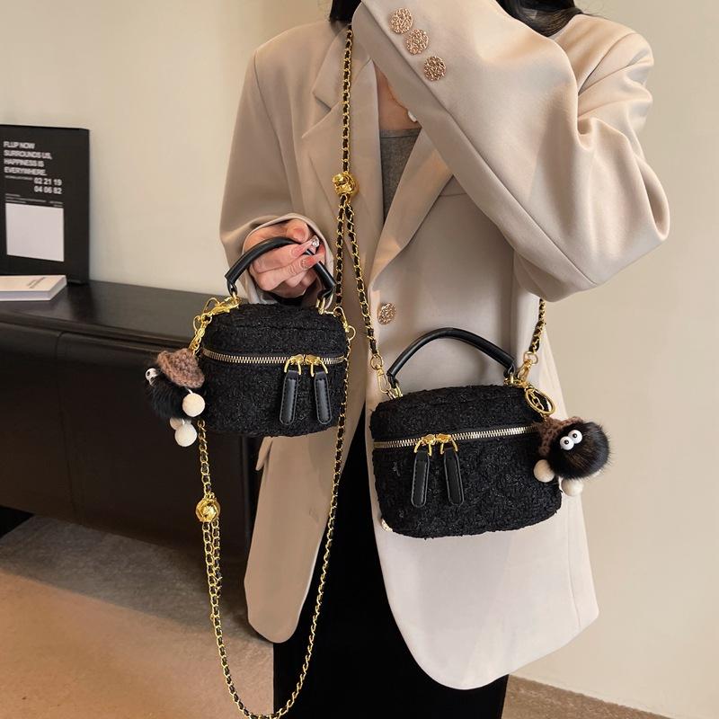 Autumn and winter tide Xiaoxiangfeng handbag women's 2025 new woolen diamond chain bag fashionable versatile shoulder bag