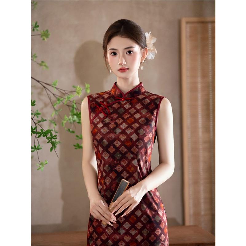 Burgundy rhombus improved cheongsam women's summer new Chinese style retro slim and thin sleeveless long dress Hong Kong style temperament