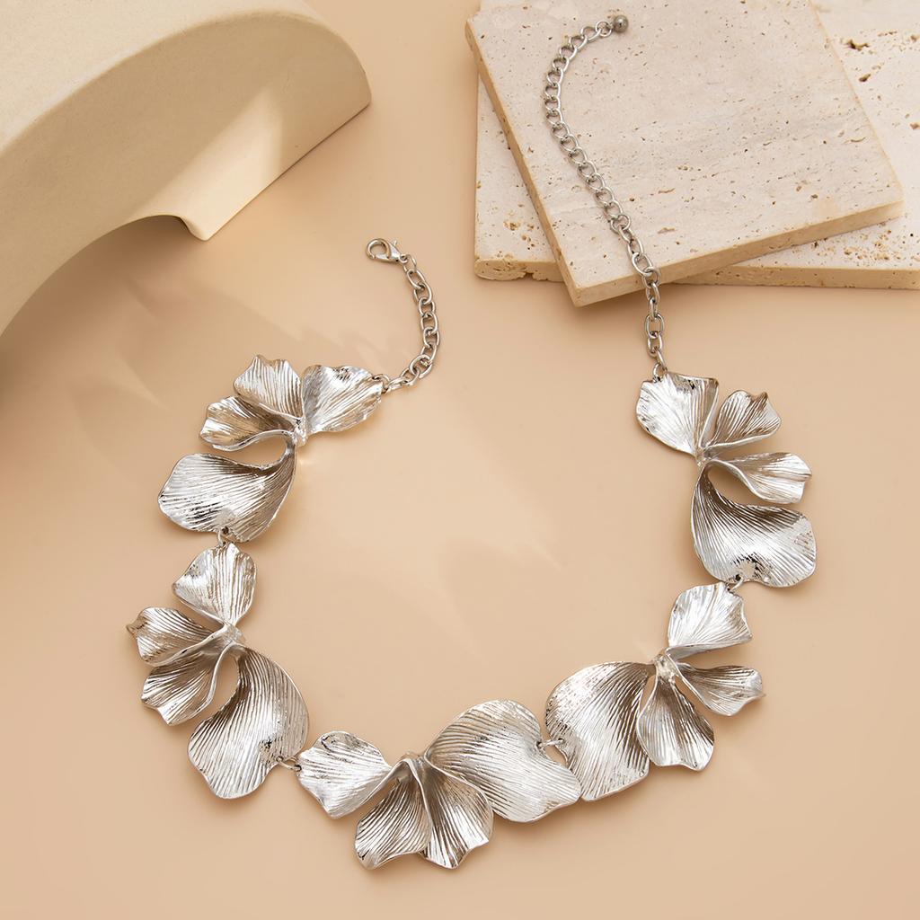 Irregular Pleated Petal Necklace for Women Men Gold Silver Color Fashion Ins Metal Alloy Flower Choker Necklaces Punk Vintage Geometric Jewelry