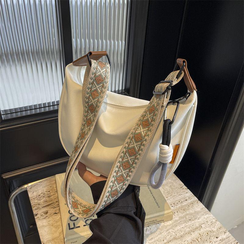 

Женская мода 2025 Легкая сумка-кроссбоди в форме пельменя - Универсальная, Вместительная, Нишевая на плечо, Аксессуар для поездок Backpack (No Hook Rope Ornament)