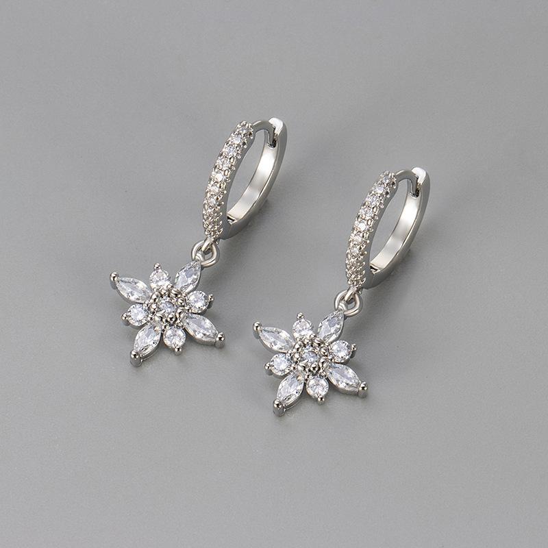 Exquisite Rhinestone Eight Pointed Star Huggie Earrings For Women Niche Minimalist Chic Elegant Studs Jewelry