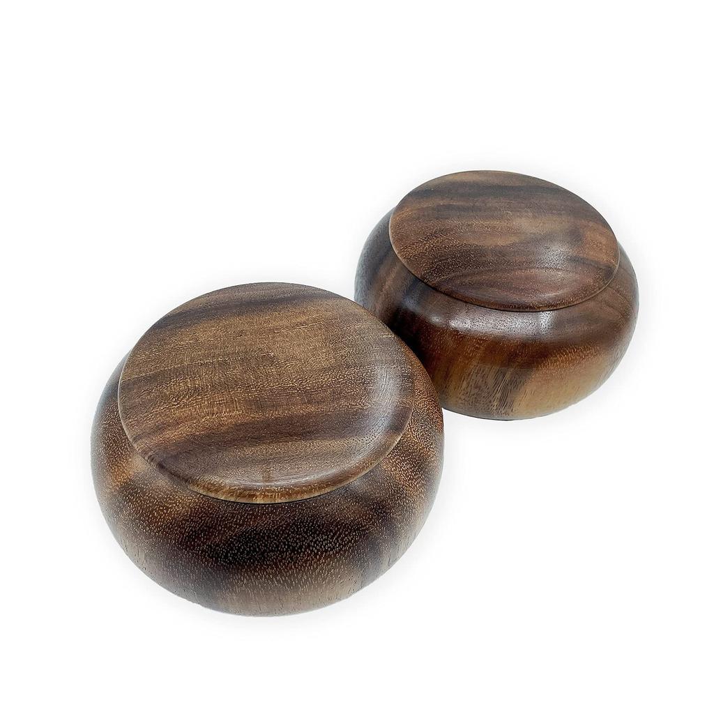 Handcrafted Soushiju wooden go box for go stones up to size 33. Dense wood grain, beautiful wood grain, crafted from natural Soushiju wood. Hard,