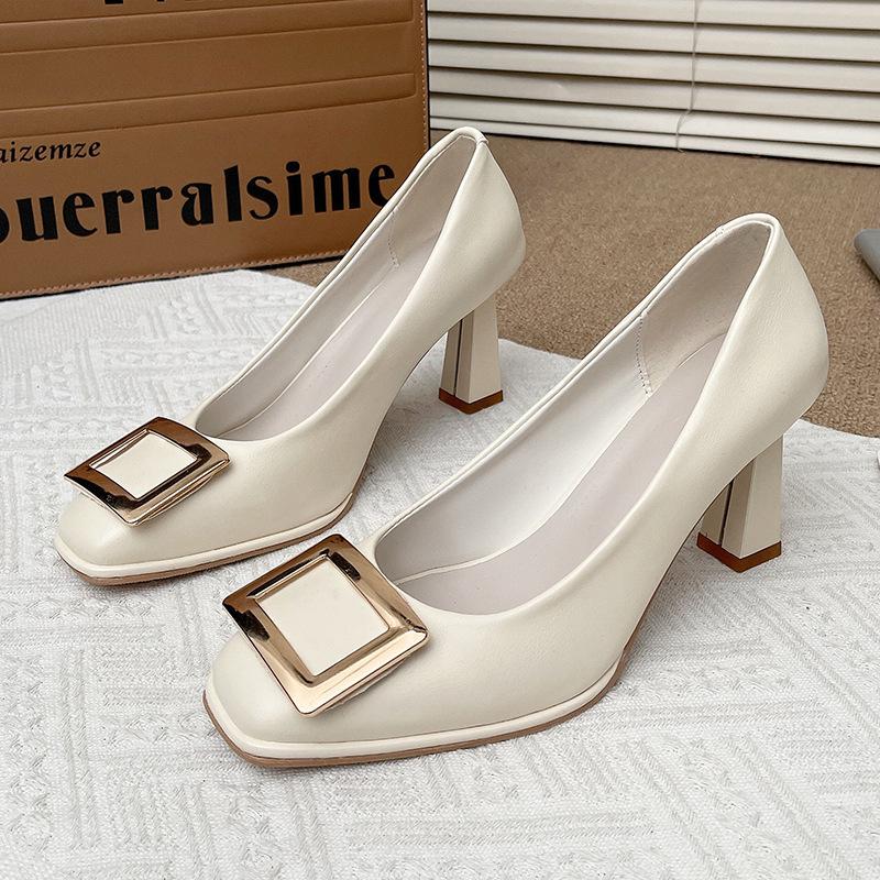 

Классическая квадратная пряжка, маленький квадратный носок, неглубокий вырез, высокие каблуки, новая модель 2025 года, толстый каблук, глянцевые туфли-лодочки, женская обувь 35 белый