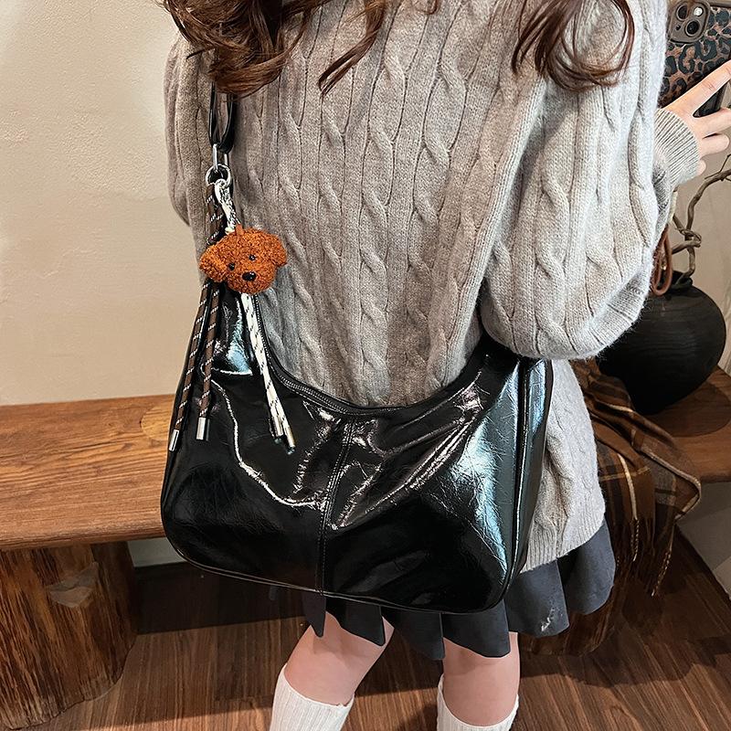 

Large capacity bag women s 2025 new retro messenger tote bag versatile soft leather shoulder commuter armpit bag 31*13*25 чёрный