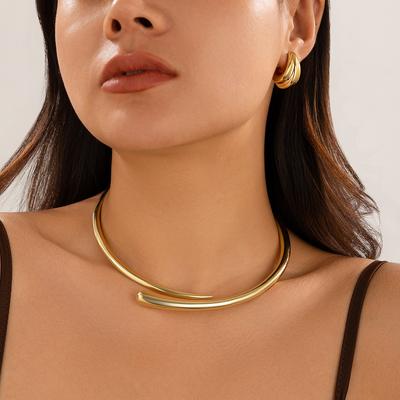 Salircon Glatte Metallfeder-Halskette für Damen Mode Goldfarbe Minimalismus Offener Choker Halskette Party Schmuck