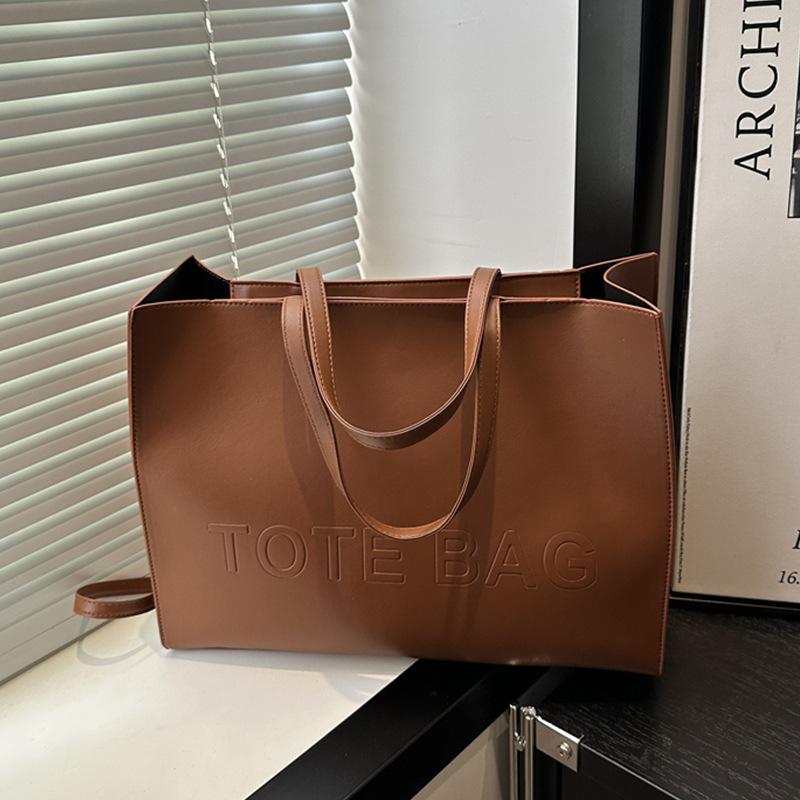 

2025 Текстурированная Большая Вместимость Вдавленные Буквы Новая Мода Ретро Повседневная Сумка Тоут через Плечо Кроссбоди для Женщин коричневый