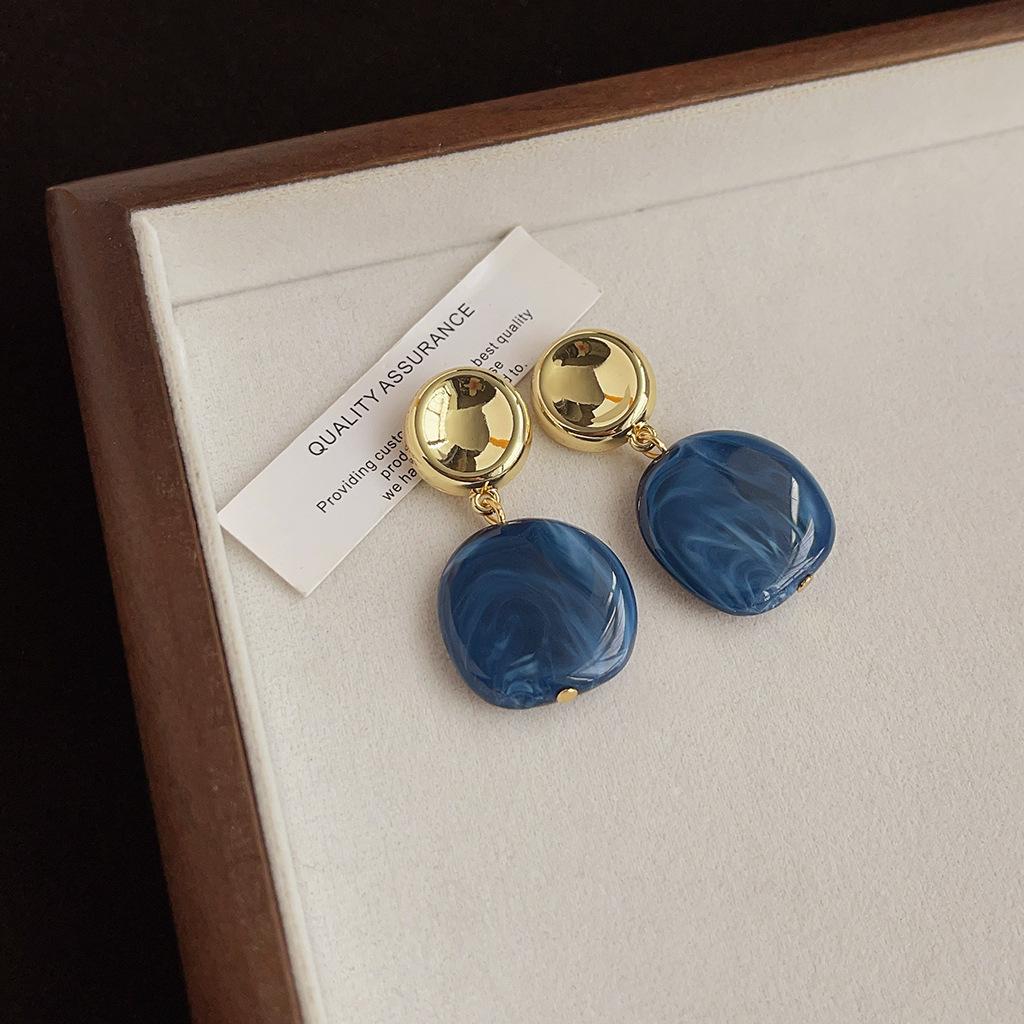 Maillard Coffee Color Amber Earrings Women's Autumn and Winter High-end Commuter Style Earrings Light Luxury Niche Design Earrings