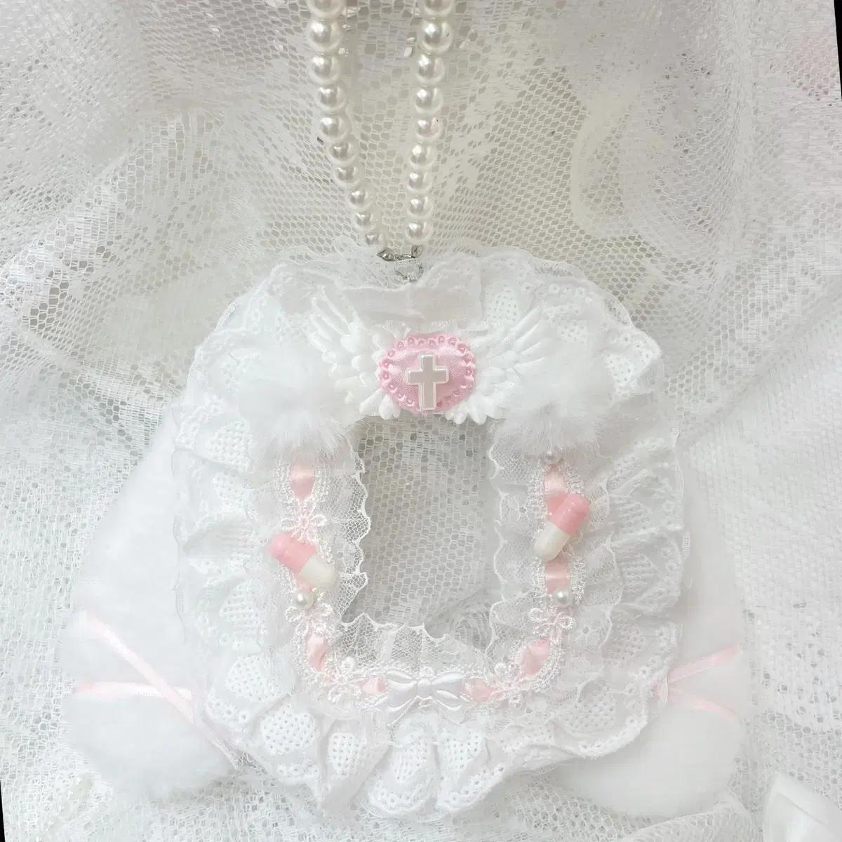 

Handmade Lace Toploader Pearl Keyring White Rabbit