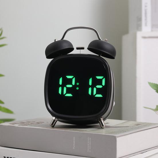 Liten digital vekkerklokke med LED-display Stor skjerm Snoozefunksjon Justerbar Batteridrevet Skrivebordsklokke