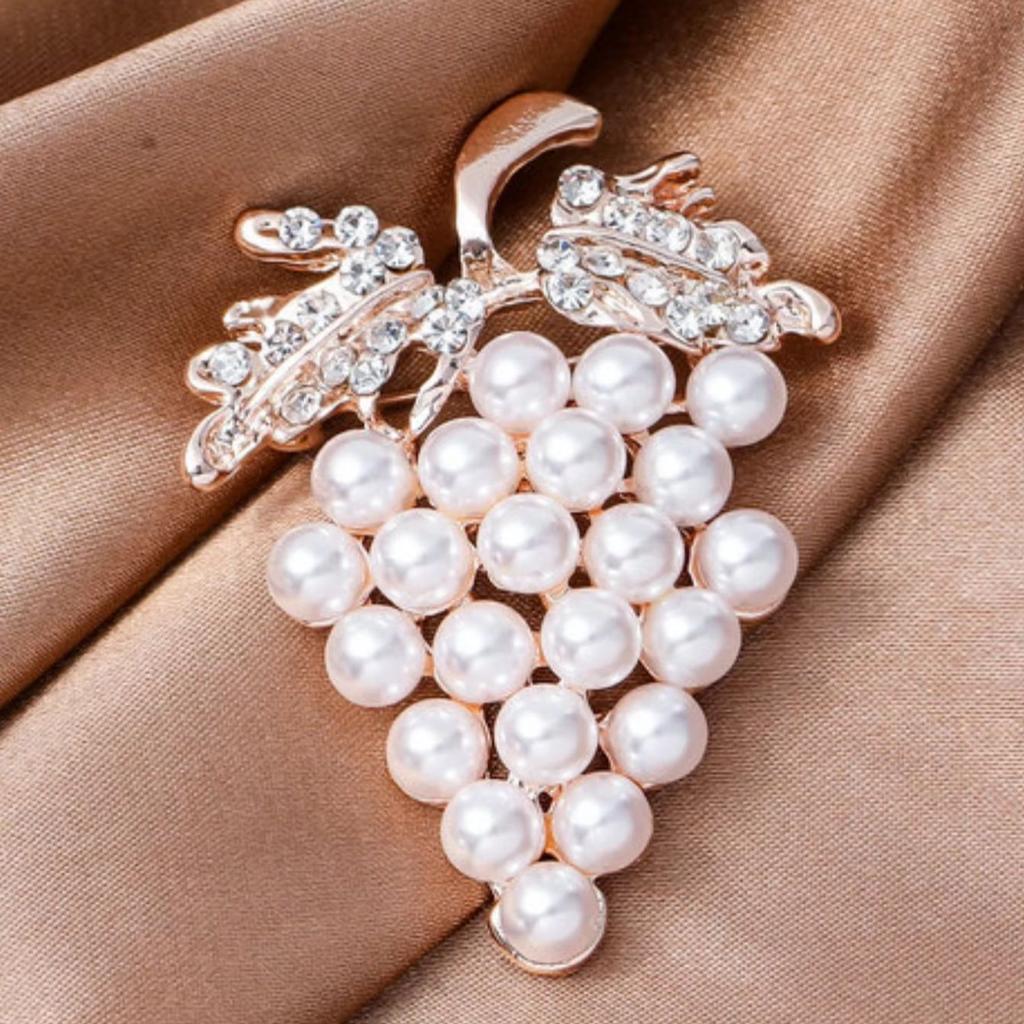 Minimalist Korean version pearl brooch with diamond studded flower chest flower brooch, women's high-end style brooch
